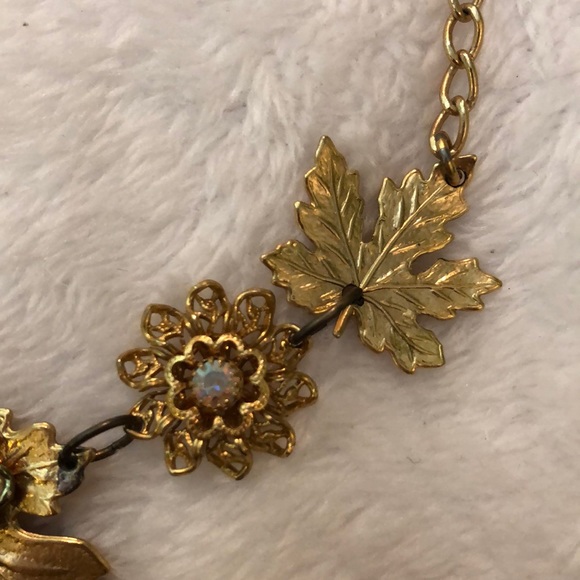 Gold necklace of flowers and leaves. - Picture 5 of 8